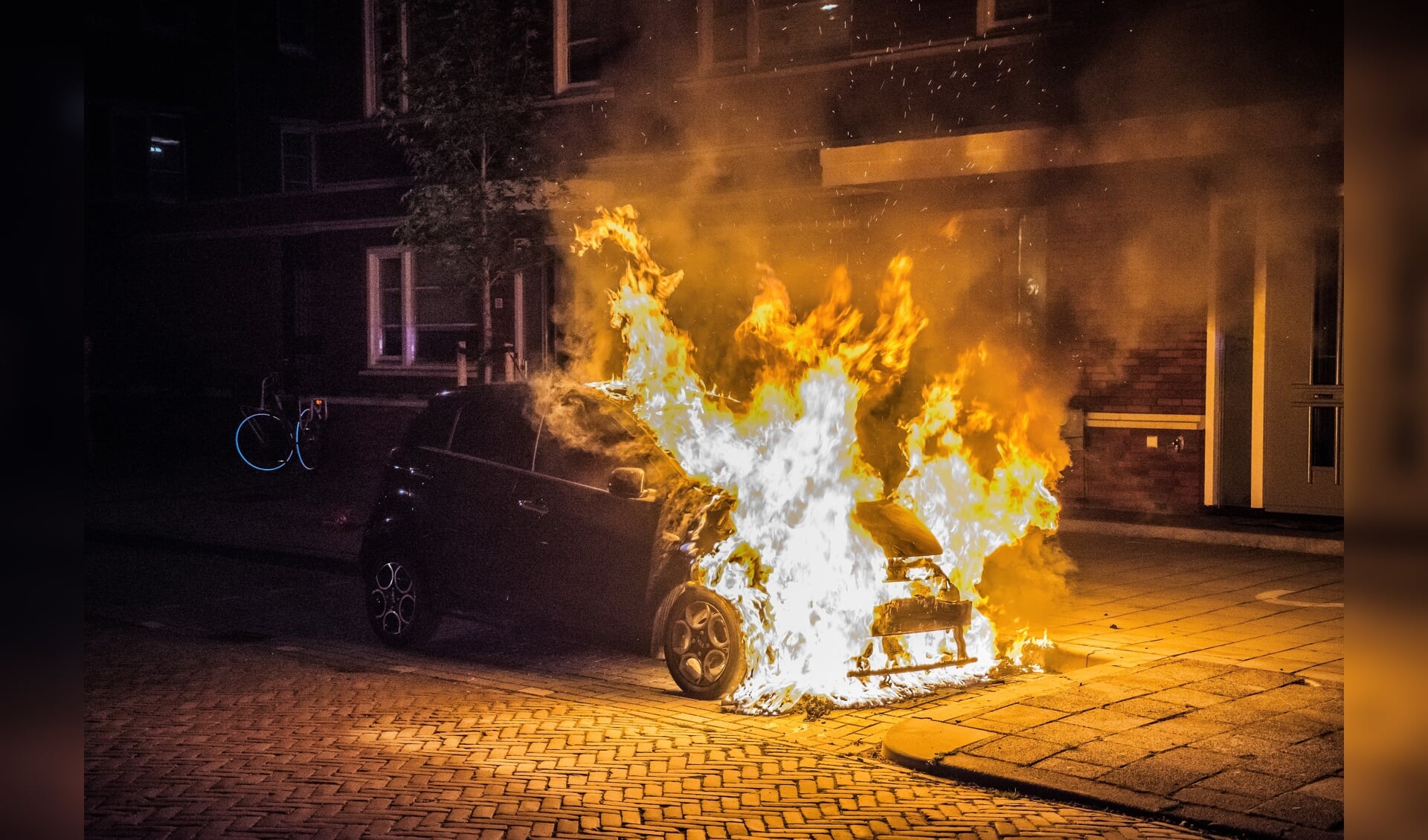 Een auto gaat in vlammen op aan de Prins Bernhardlaan in Leidschendam (archieffoto: Sebastiaan Barel).