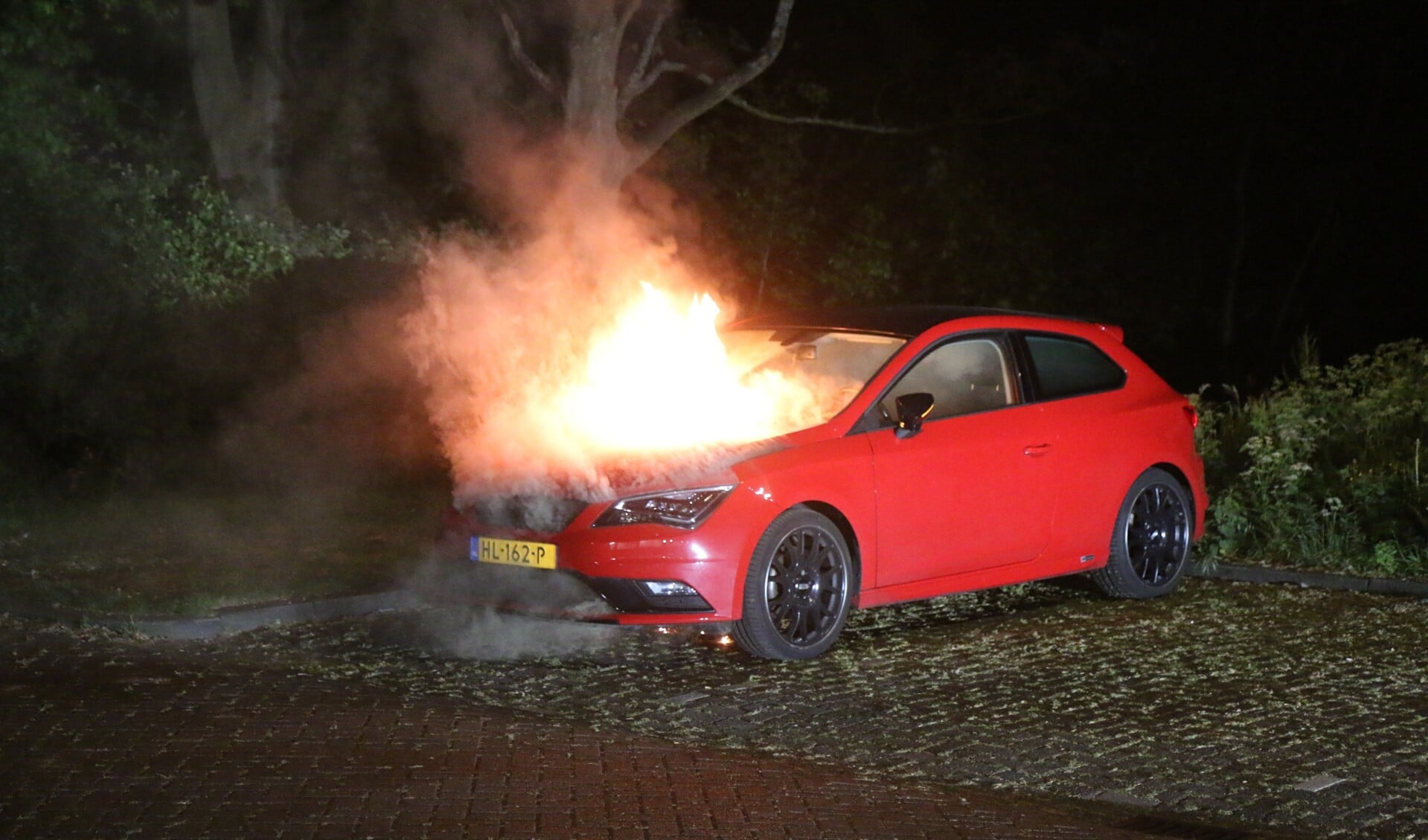 De auto in brand aan de Prins Frederiklaan in Leidschendam vannacht (foto: Nick van Mourik; Regio15).