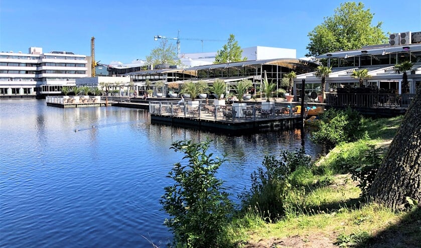 Uitgebreide terrassen op de vijver bij winkelcentrum Leidsenhage (foto: pr VVD).