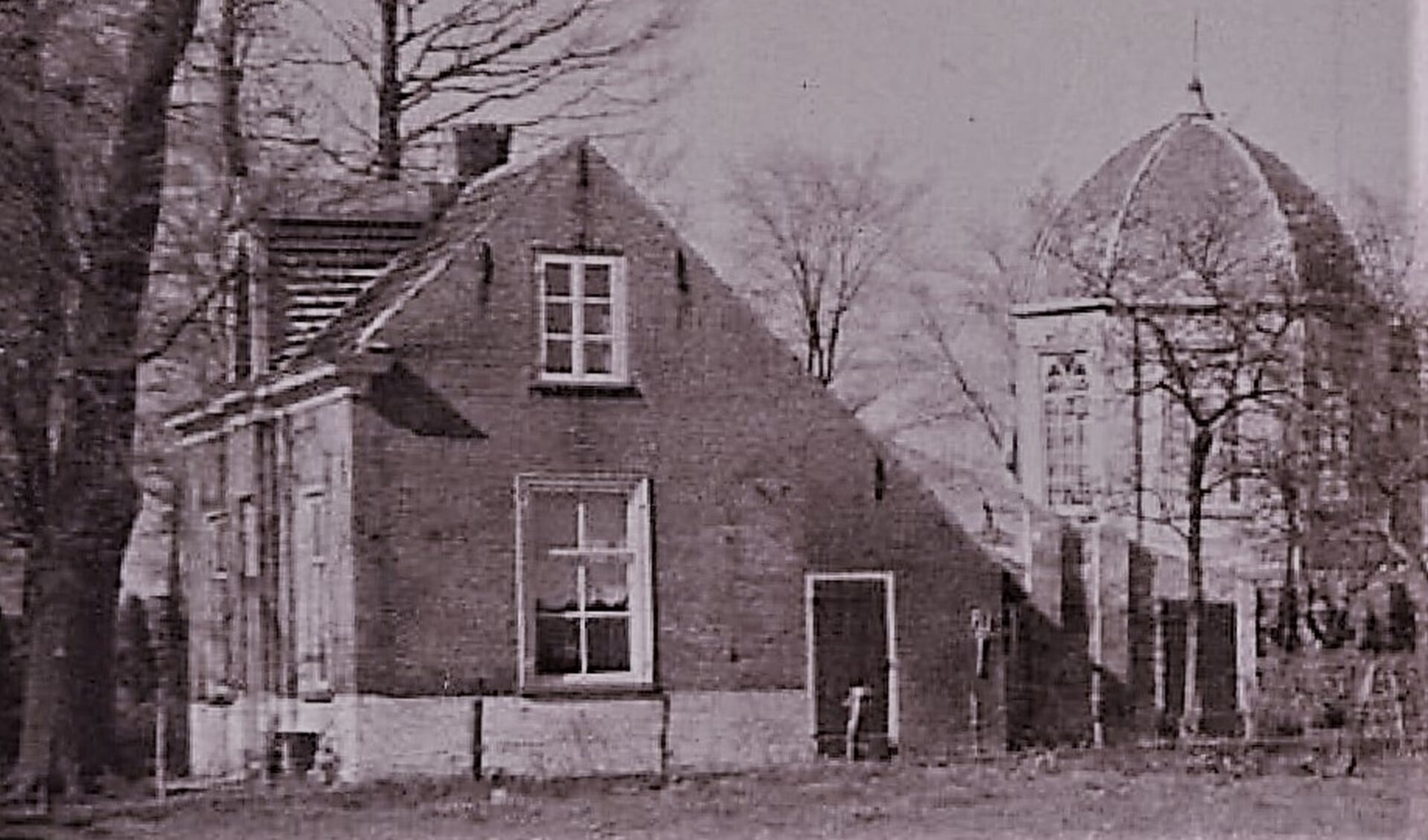 Doodgraverswoning met kapel te Veur circa 1920.