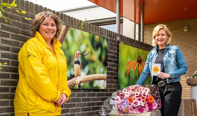 Annemarie van Lier van Hospice Het Vliethuys (rechts) en Sanja Duijvestijn van GBLV/Gemeentebelangen (foto: pr GBLV).