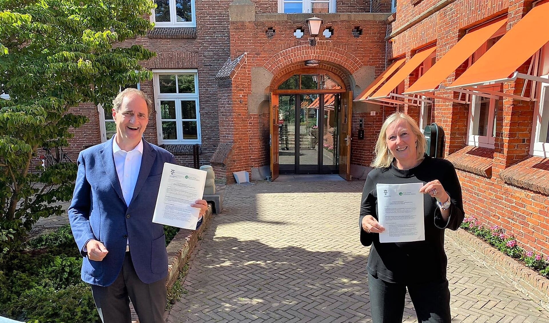 Wethouder Astrid van Eekelen (gemeente Leidschendam-Voorburg) en Hank Ort (Energy Common Leidschendam-Voorbrug) na de ondertekening van de intentieovereenkomst (foto: pr gemeente LV).