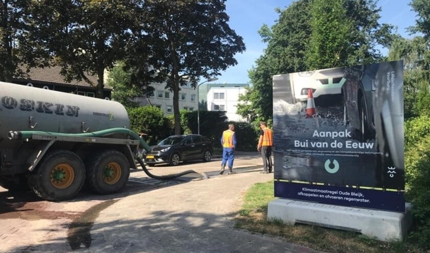Met een watertank werd water in de puten geloosd, zodat een hevige regenbui werd nagebootst (foto: gemeente LV).