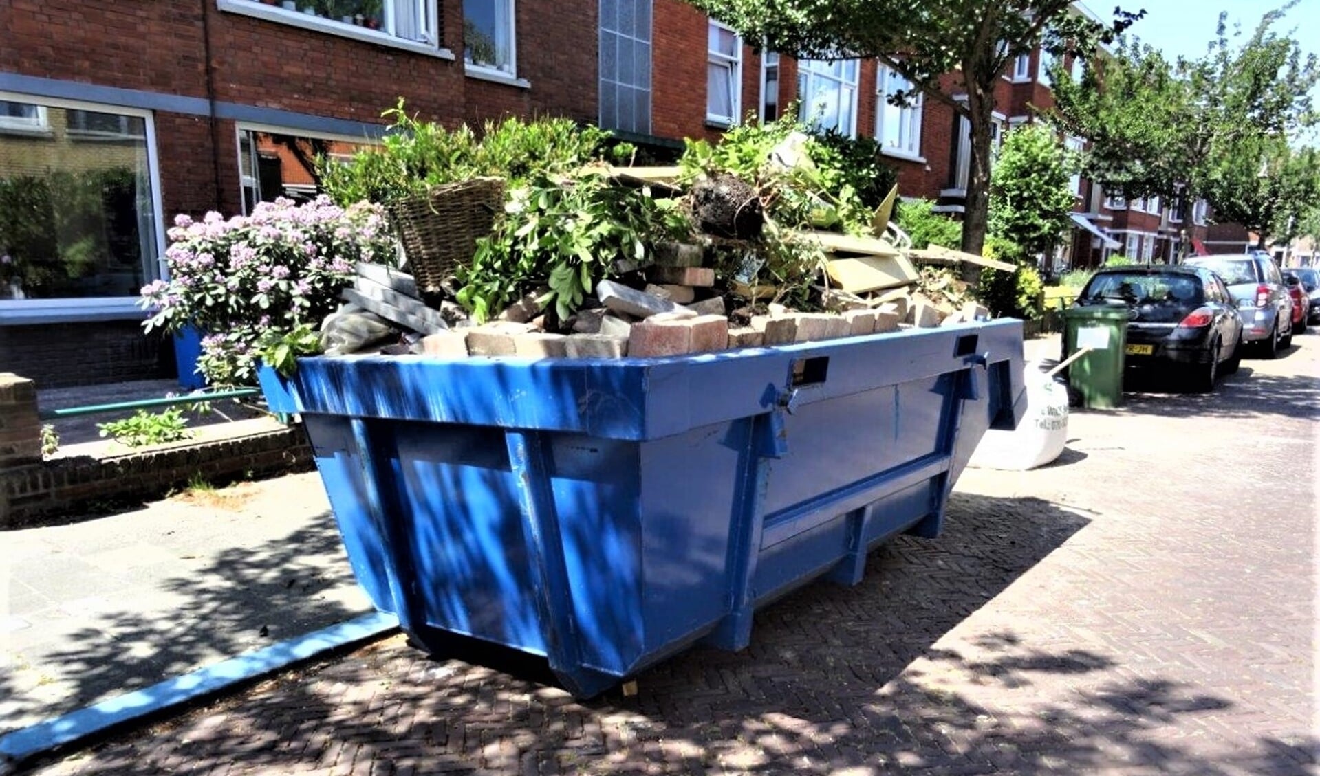 Volle container op openbare parkeerplaats zonder blauwe schijf (foto: Ap de Heus).