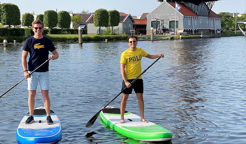 Bobbiaan en Emile suppen op de Vliet bij PuuRR aan de Vliet tegenover Molen De Salamander (foto: pr).