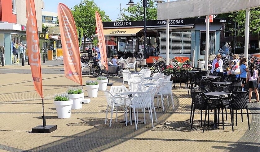 Het terras van Zinn op het Koningin Julianaplein in Voorburg (foto: Ap de Heus).