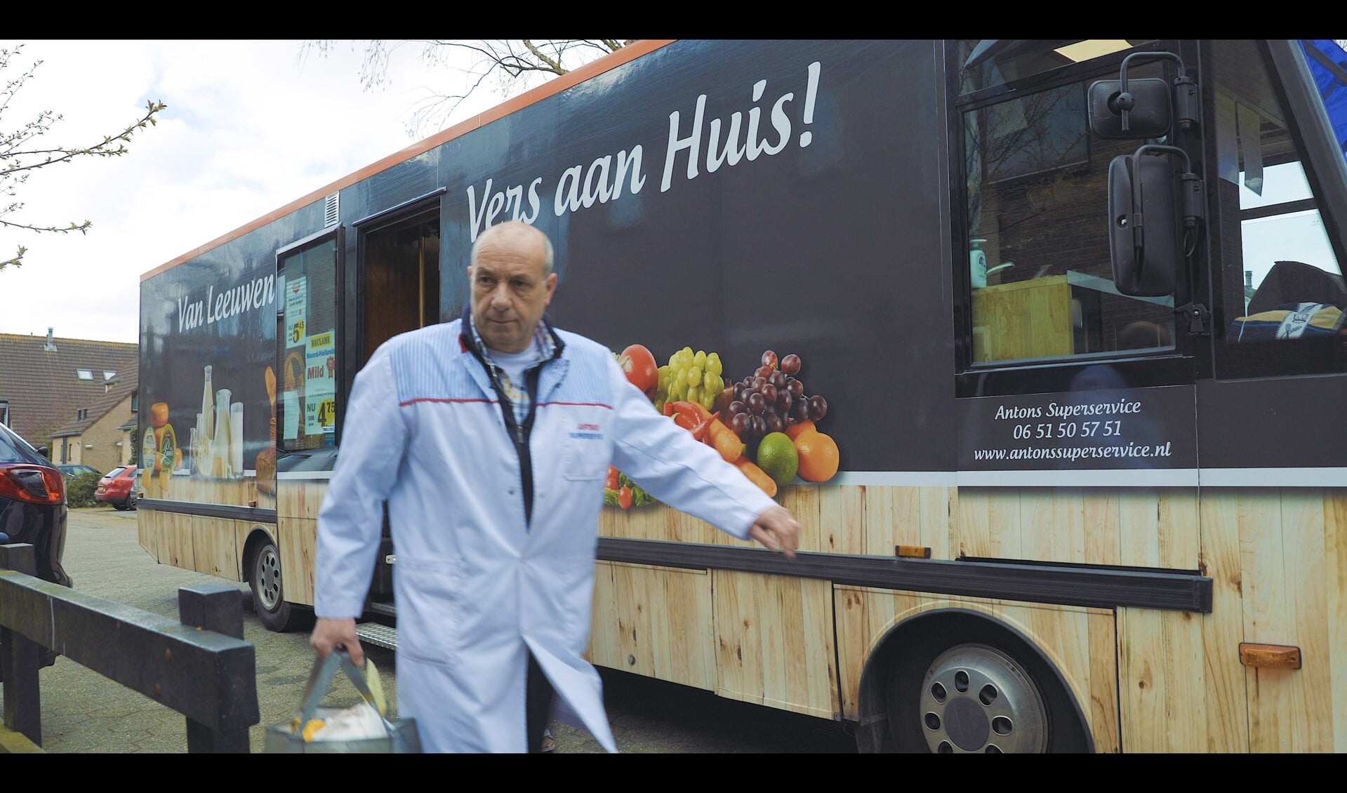 Anton van Leeuwen uit Voorburg, hier bij zijn rijdende winkel, is te zien in een documentaire op TV West (foto: pr).