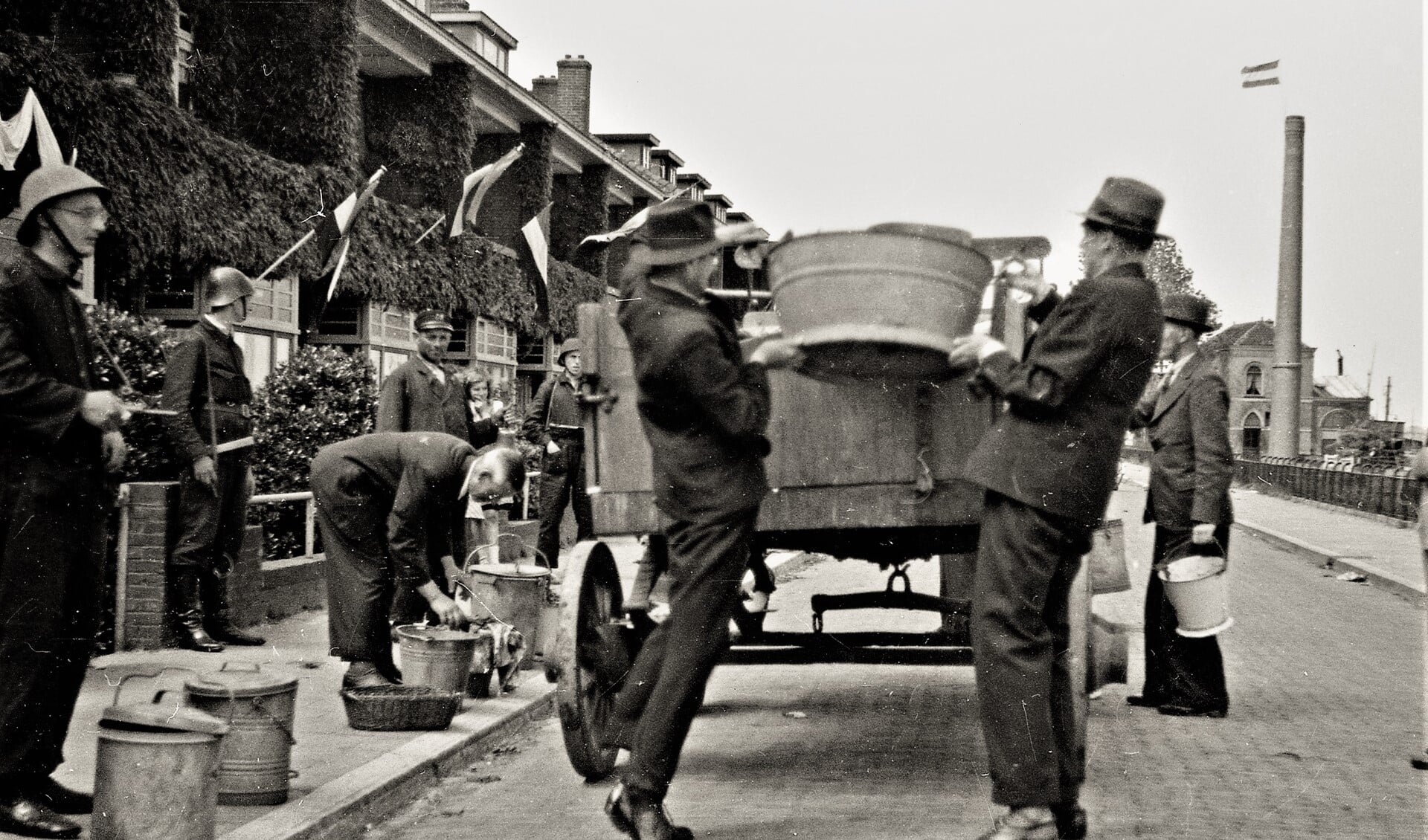 NSB-ers worden in mei 1945 door leden van de Binnenlandse Strijdkrachten verplicht om huisvuil op te halen (foto: Henk J. Janszen).
