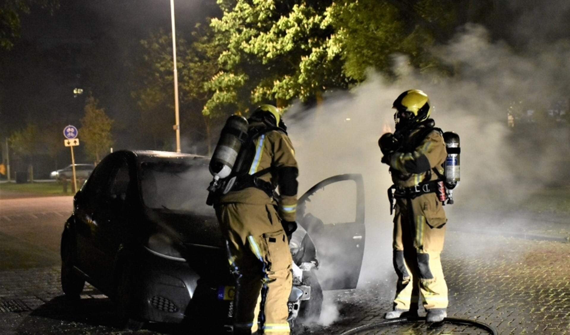 Autobrand aan de Dobbelaan (archieffoto Sebastiaan Barel).