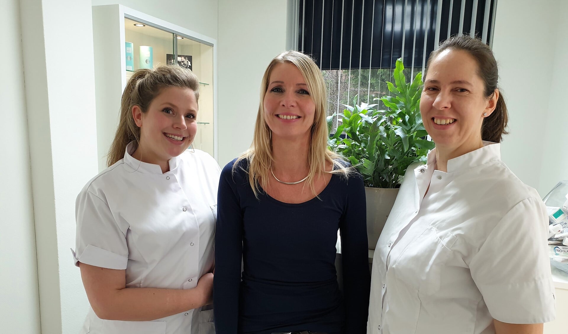 Mondhygiënist Sofieke van der Werff (l) en tandarts Maaike Verburg (r) samen met baliemedewerkster Marianne (foto: Inge Koot).