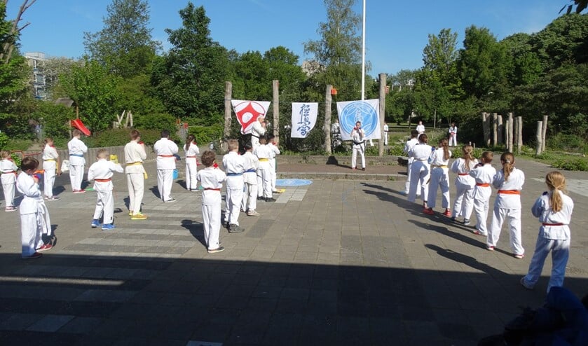 De eerste buitenkarateles onder een strakblauwe hemel (foto: pr RMD).