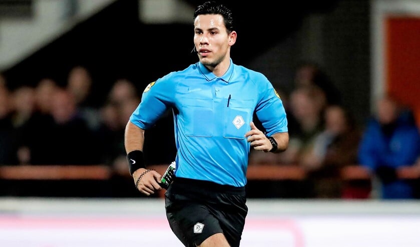 Luca Cantineau in actie als scheidsrechter (foto: @socratesimages/Angelo Blankespoor).