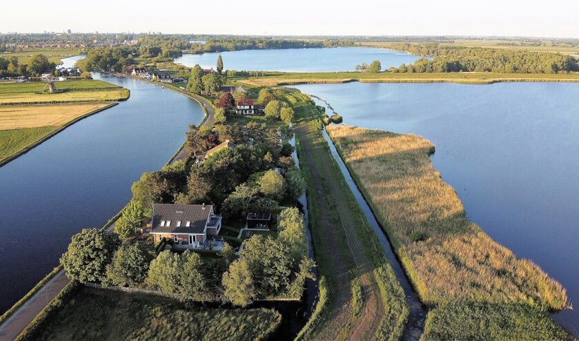 <p>De Vogelplas op de voorgrond en op de achtergrond de Meeslouwerplas (foto: Vincent van Zeijst).</p>