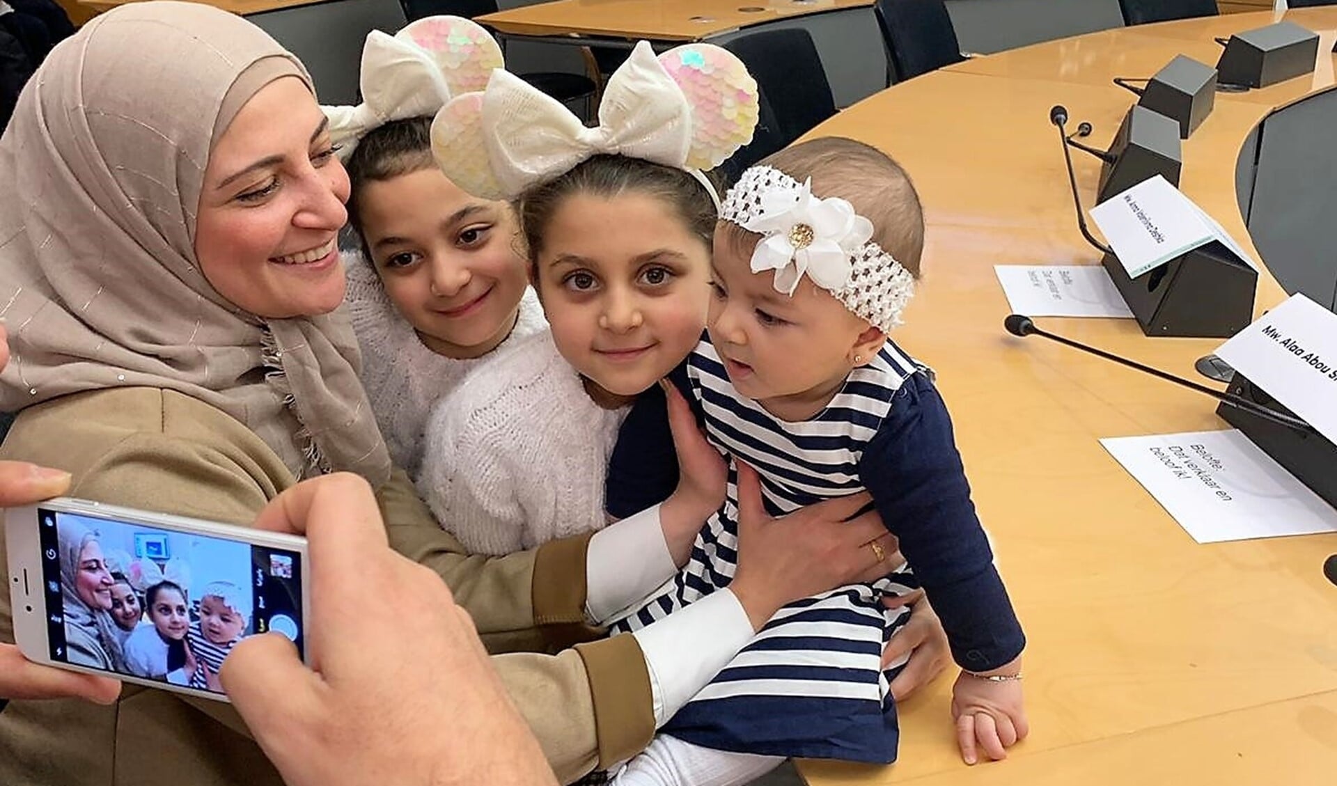 Alaa en haar drie dochters bij de naturalisatie-ceremonie op 9 januari 2020, waarbij ze de Nederlandse nationaliteit kreeg (foto: Tareg Shihab).