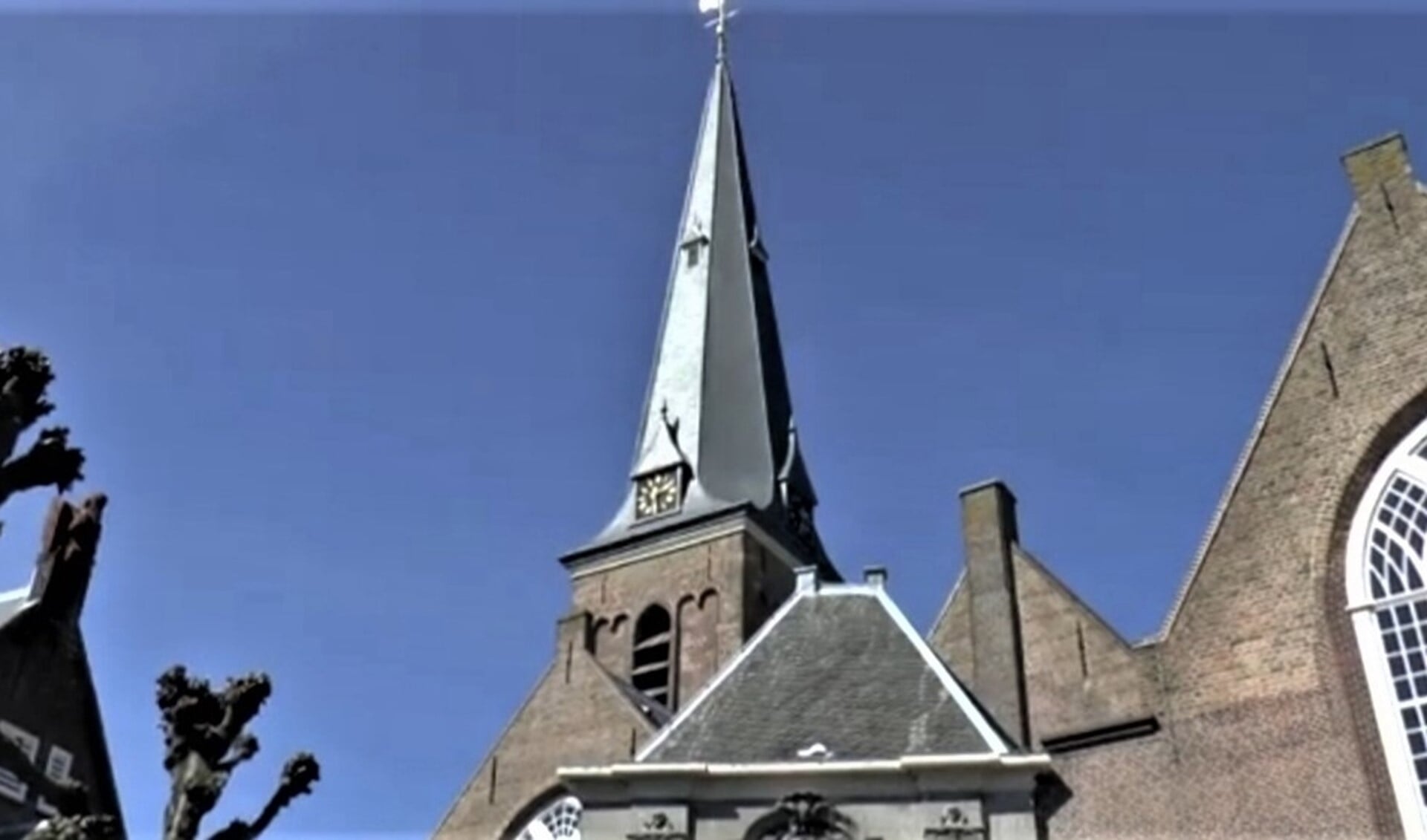 De toren van de Ouder Kerk van waaruit het carillon klinkt.