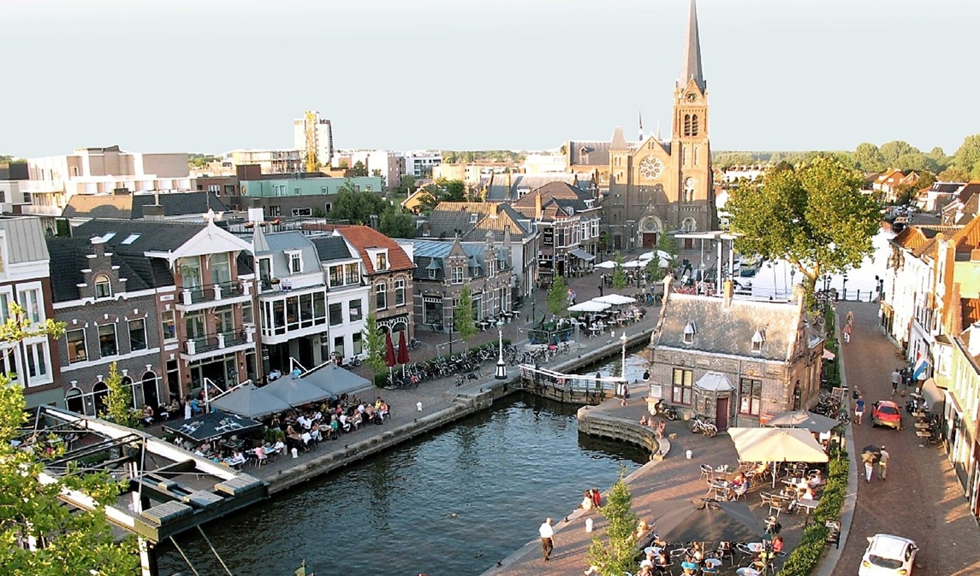 Terrassen rond de sluis in Leidschendam, nog niet aangepast aan de anderhalve-meter-regels (archieffoto).