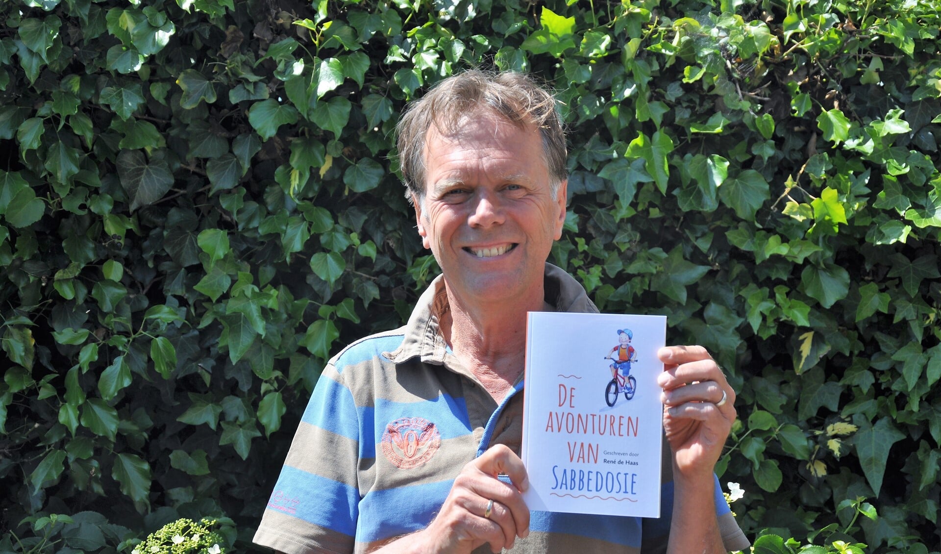 René de Haas uit Voorburg met zijn nieuwe boek 'De verhalen van Sabbedosie - Onverwachte avonturen van zomaar een jongetje'.