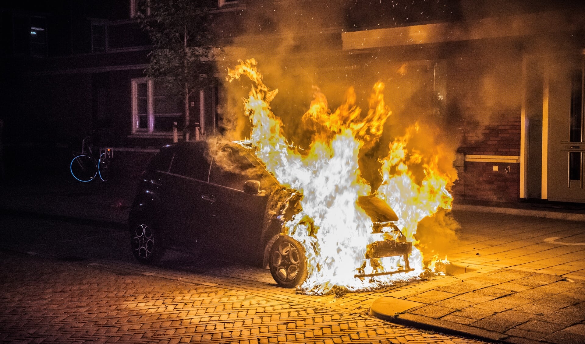 In de nacht van zaterdag op zondag ging alweer een auto in vlammen op; deze keer aan de Prins Bernhardlaan in Leidschendam (foto: Sebastiaan Barel).