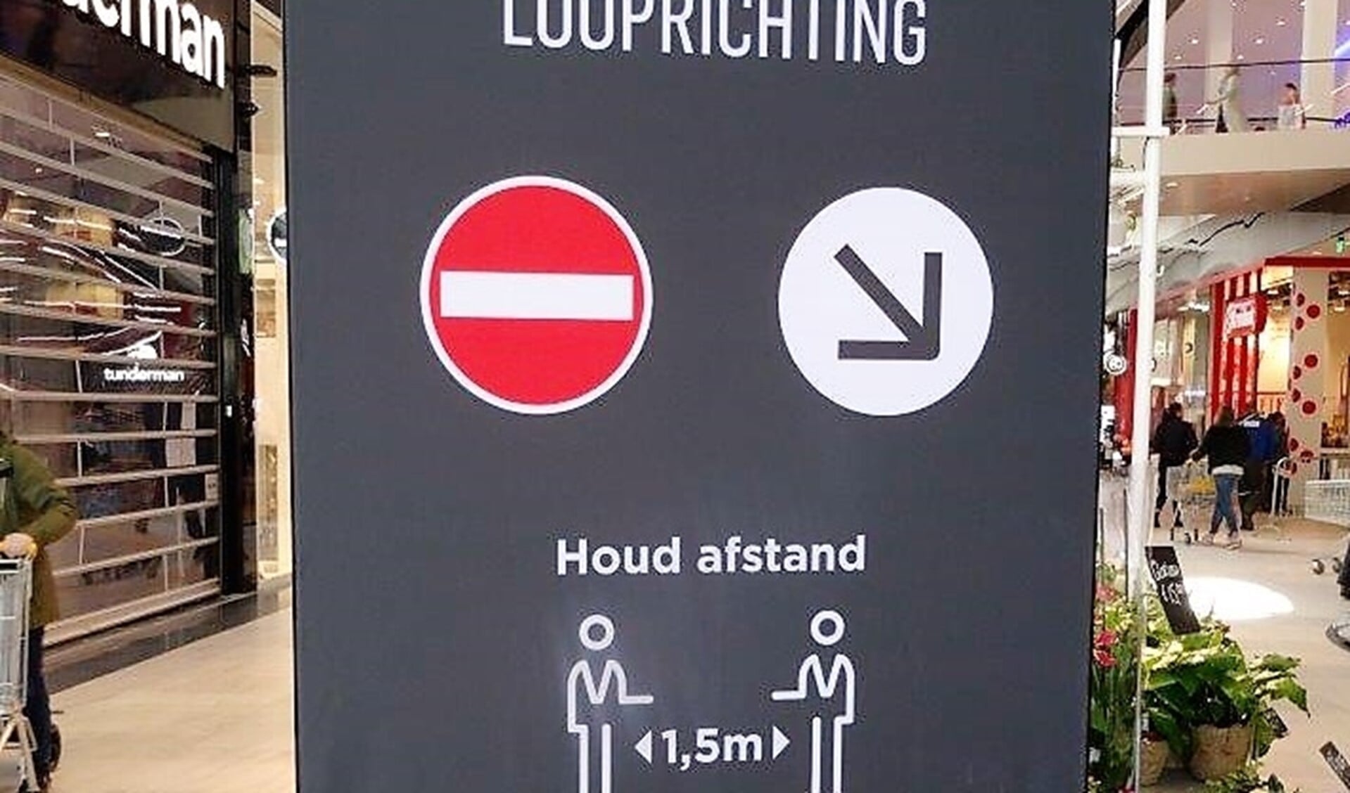 Bord in winkelcentrum Leidsenhage om mensen te wijzen op o.a. de looprichting en het houden van voldoende afstand (foto: Ap de Heus).