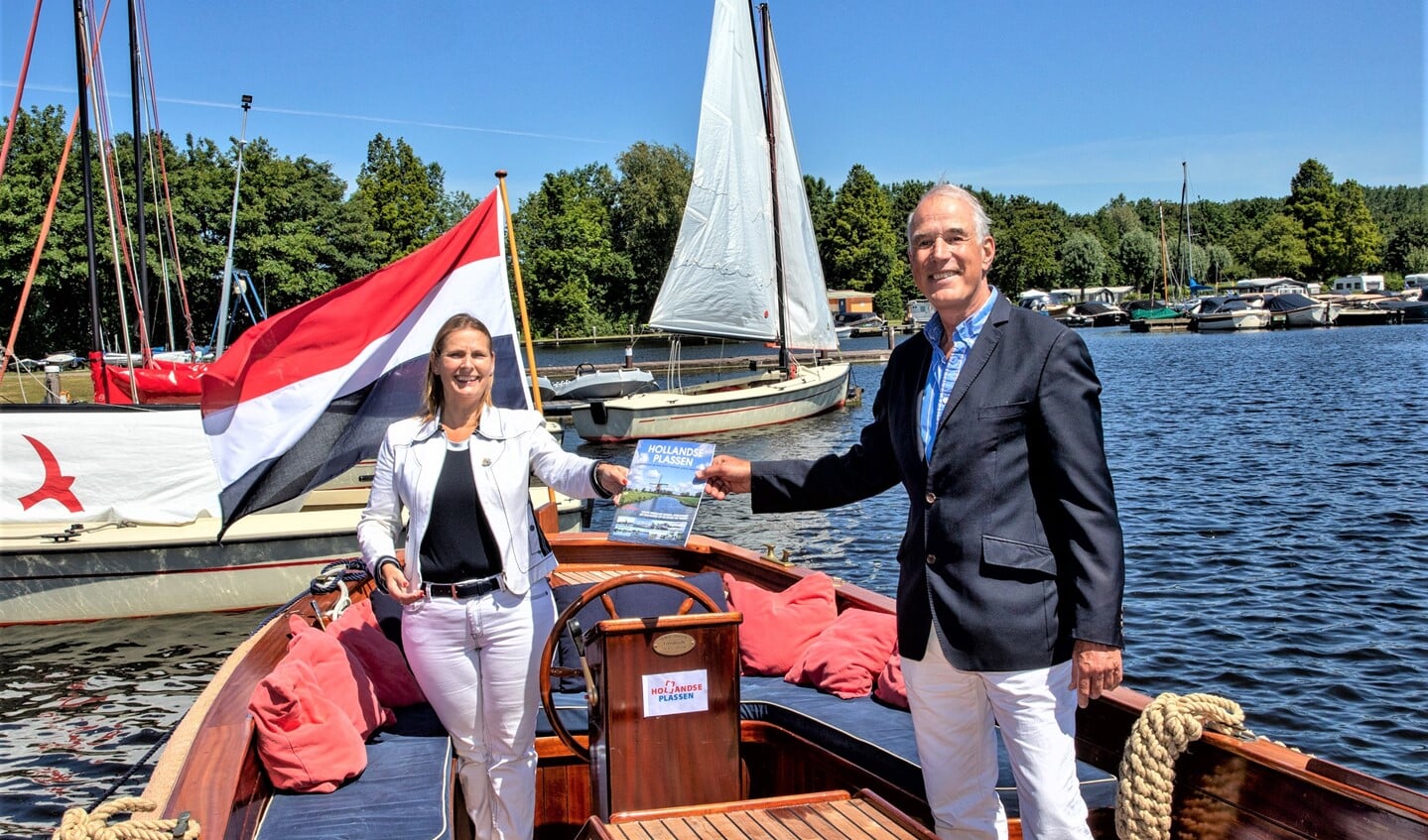 Gedeputeerde Jeannette Baljeu (l.) neemt de brochure in ontvangst van voorzitter Ondernemersplatform Hollandse Plassen, Bart Carpentier Alting (foto: Charles Groeneveld).