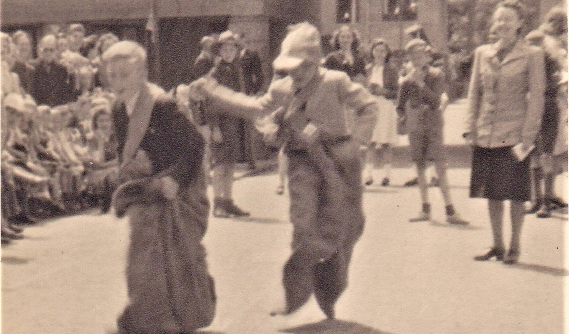 Georg J. Groenveld (links) tijdens een wedstrijd zaklopen onderweg naar de eindstreep.