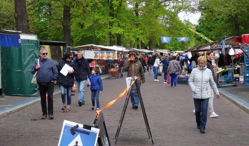 Afstand van elkaar houden op de markt in coronatijd (foto: Ap de Heus).