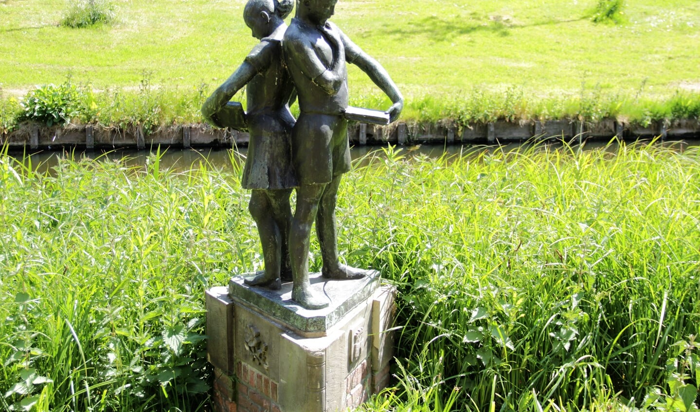 'Lezende kinderen' (1953), een beeldhouwwerk van Marian Gobius, (fotografie: Marian Kokshoorn).