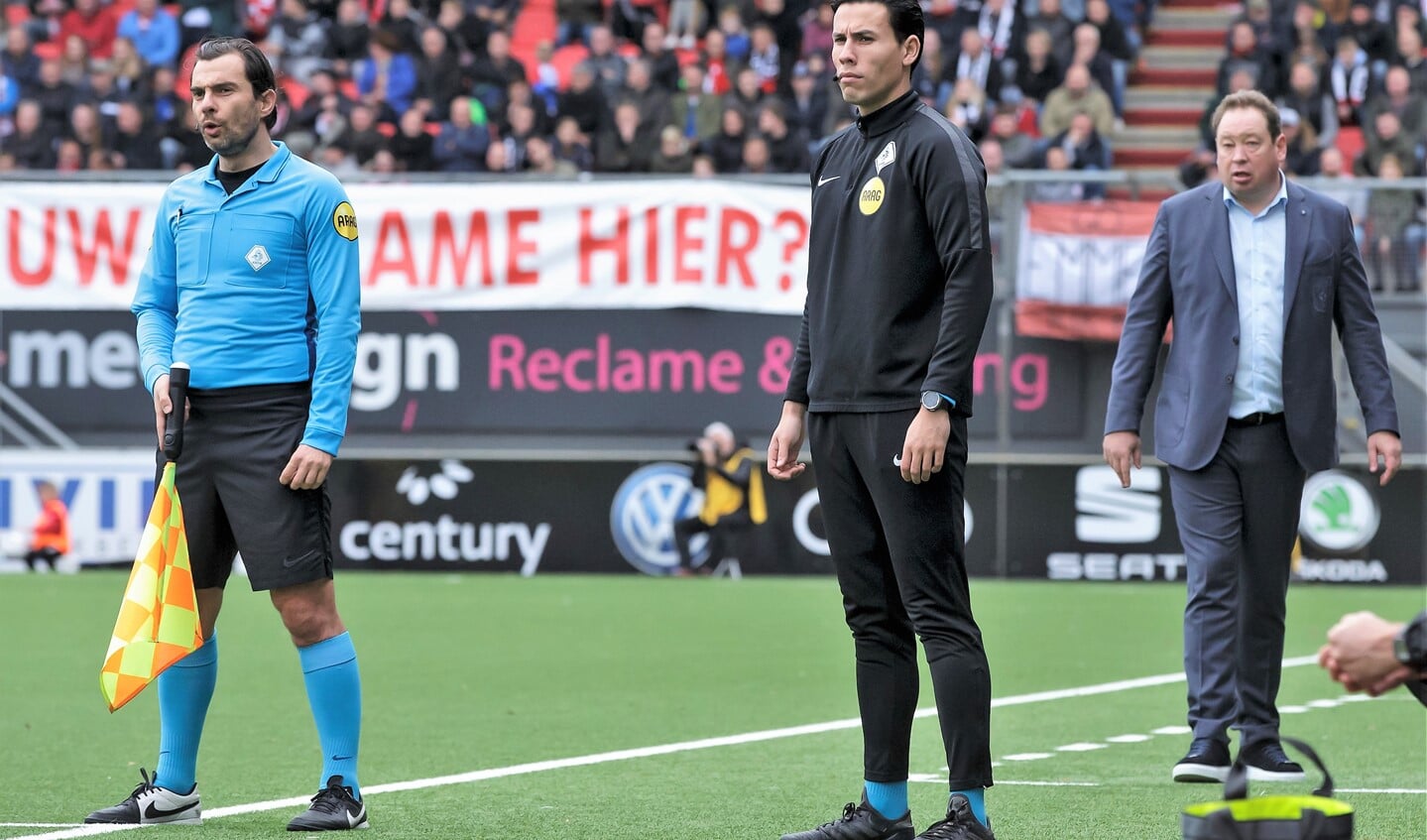 De Voorburger fungerend als 4e official in de Eredivisie (foto: @socratesimages/Peter Lous).