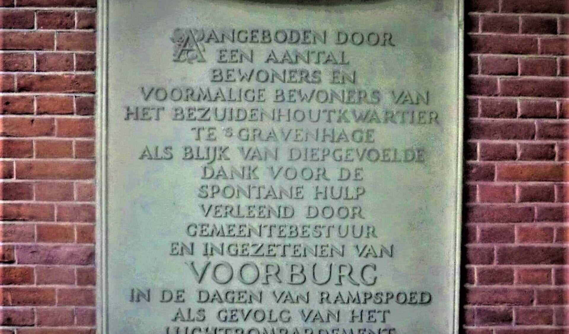 De plaquette op het bordes van het Voorburgse raadhuis in de Herenstraat.