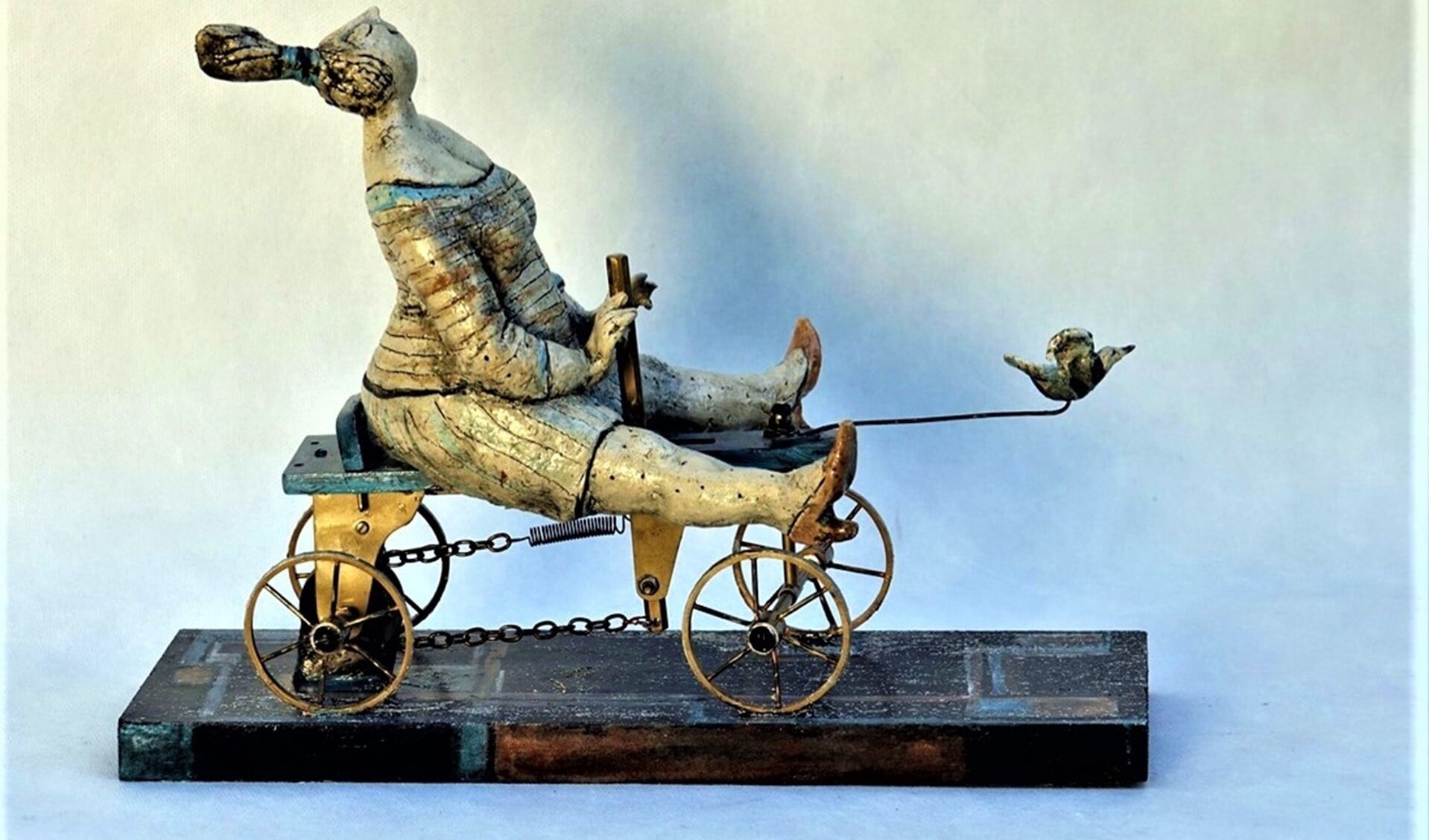 Het humoristische keramische (fantasie)beeld 'Fietsen met de wielen die je hebt' van Hermien Buytendijk (foto: pr).