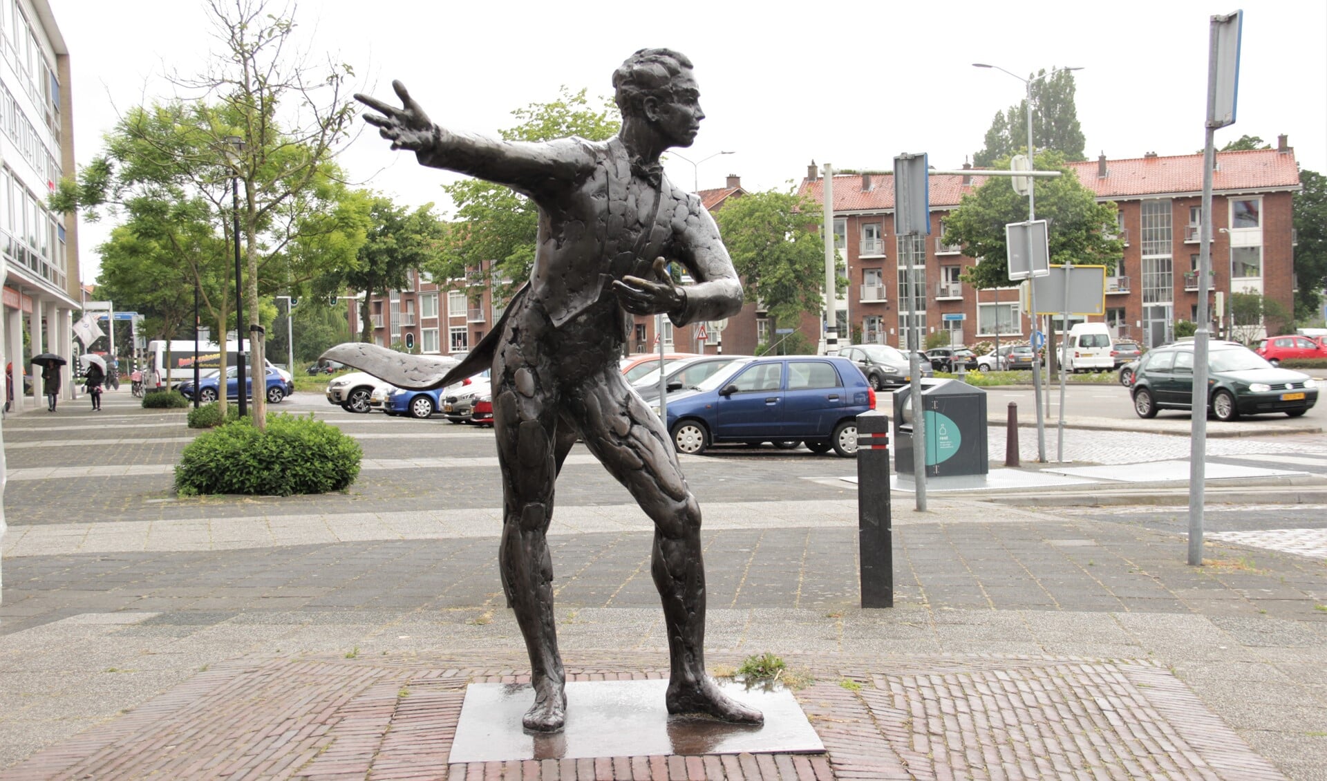 Het beeld 'De Tobbe-vrijwilliger' van Guido Sprenkels aan de Prins Bernhardlaan in Voorburg (foto: Marian Kokshoorn).
