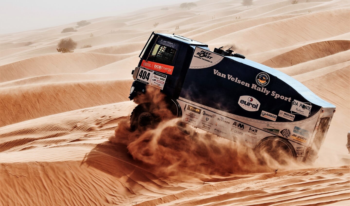 De rallytruck van Van Velsen onderweg door de zandwoestijn in Senegal.