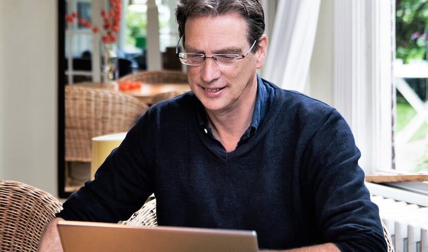 Schrijver Peter den Hollander,oud-docent Nederlands van zowel het Maartenscollege als het Daltoncollege (foto: Mark Uyl).