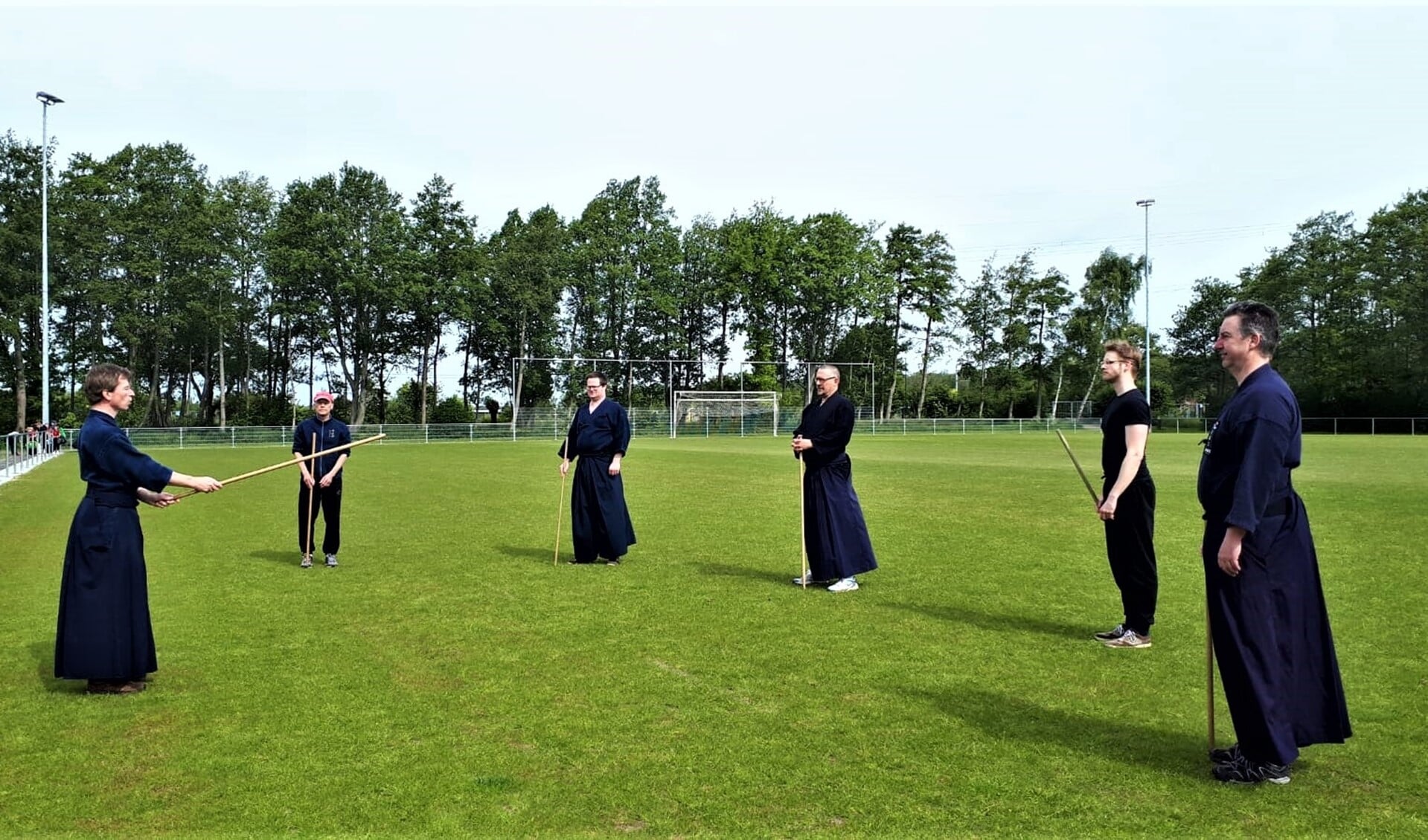 Inmiddels hebben ook de sporters van Kendo Kai Den Haag getraind op de Leidschendamse voetbalvelden (foto: pr).