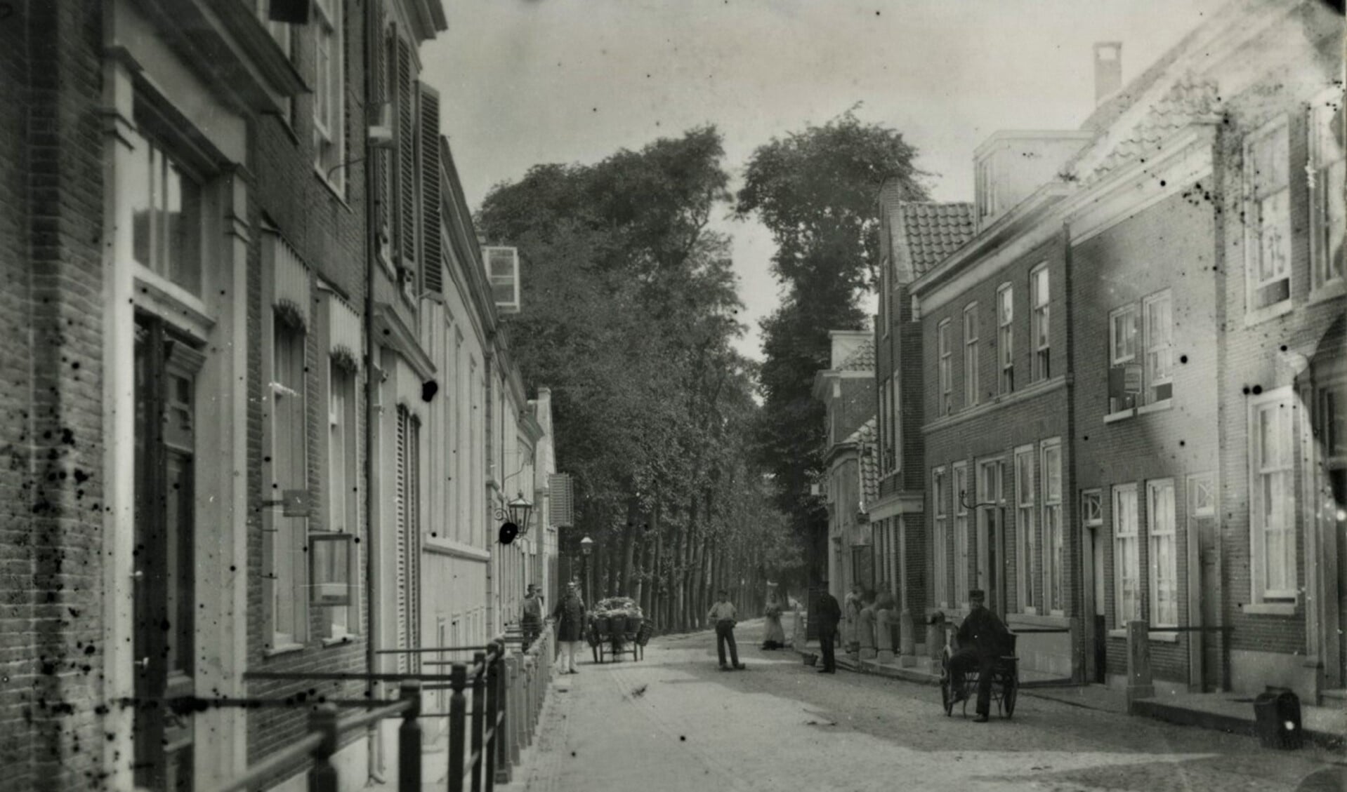 De Herenstraat richting Oosteinde in Voorburg rond 1885 (archieffoto).