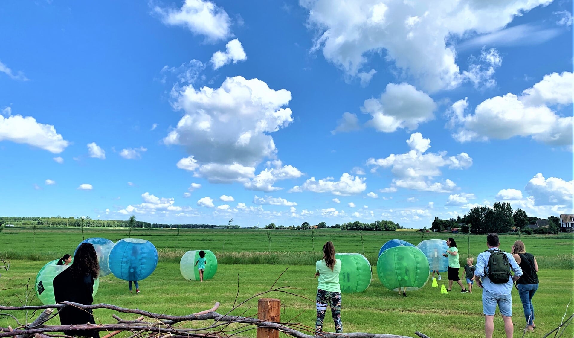 De opblaasballen met koppeltjeduikelende kinderen en volwassenen rolden volop door de wei (foto: pr).