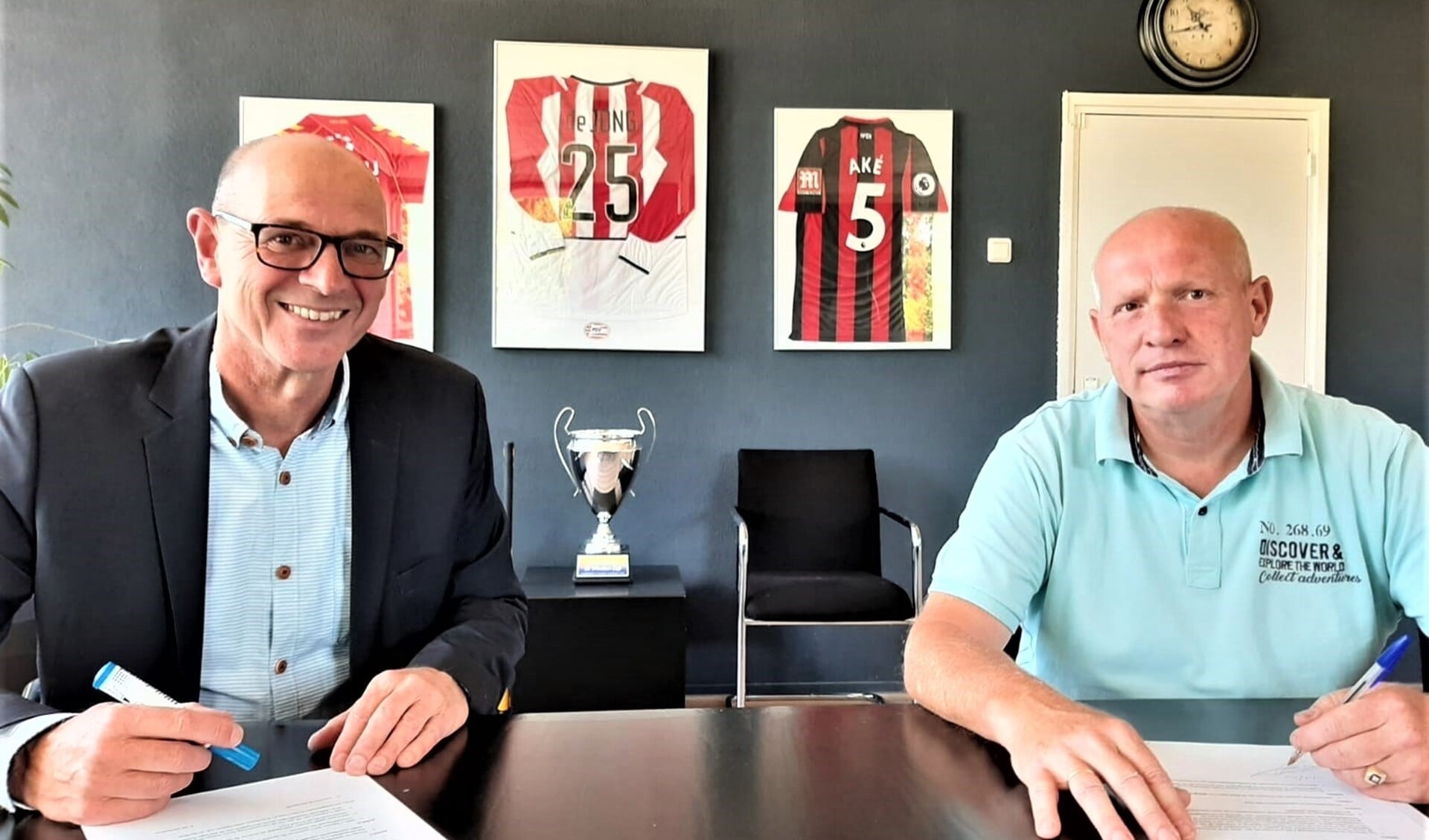 Manager Voetbalzaken Peter van der Deijl (r.) heeft voor nog eens drie jaar bijgetekend bij vv Wilhelmus (foto: pr).