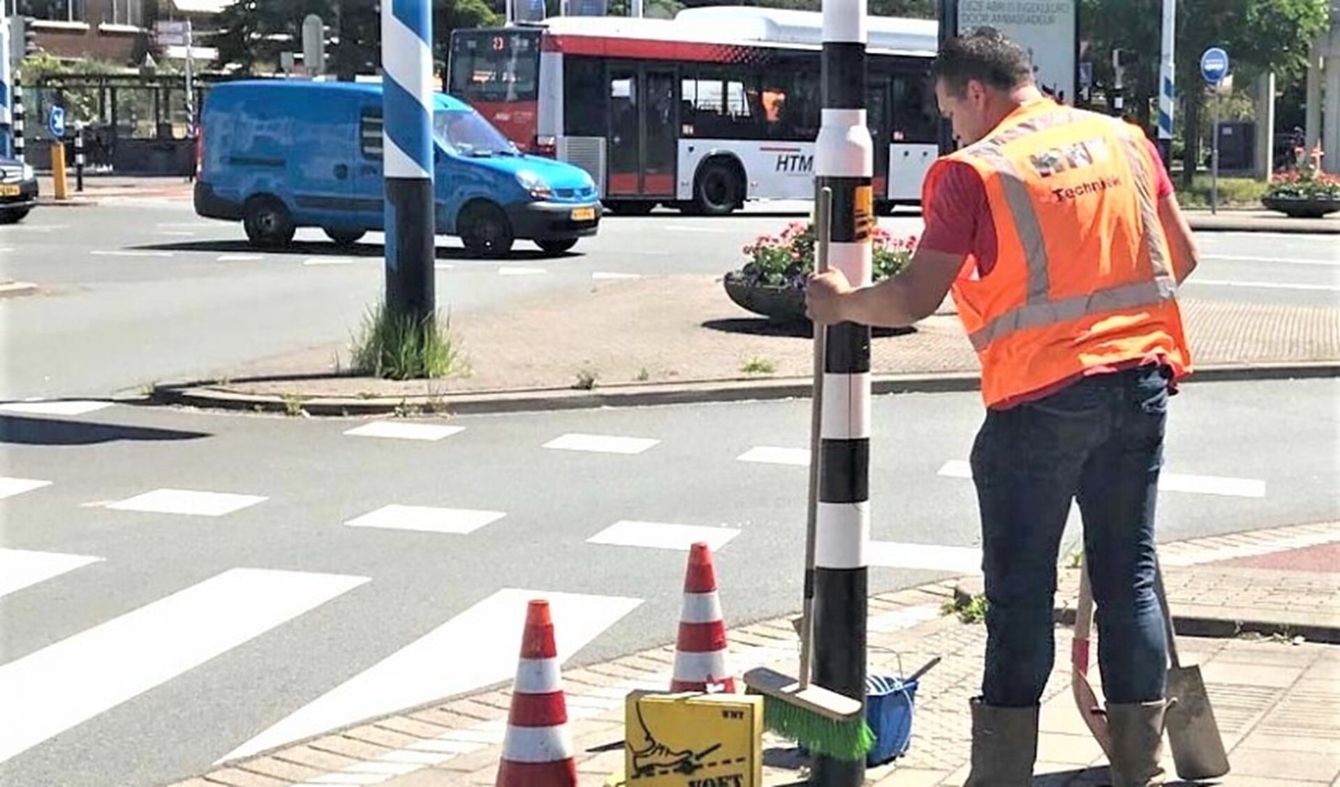 Plaatsing van de voetdruktegel bij een voetgangersoversteekplaats in Voorburg (foto: gemeente LV).