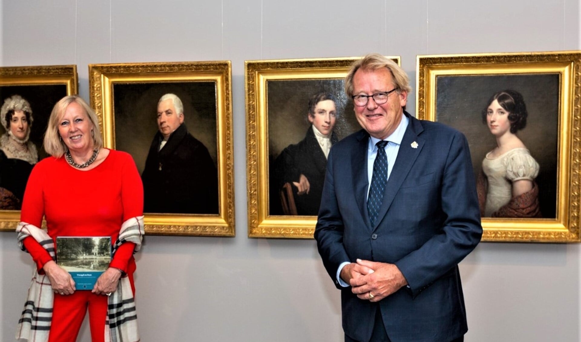 Wethouder Astrid van Eekelen en de Commisaris van de Koning Jaap Smit bij de opening van de tentoonstelling (foto: Charles Groeneveld).