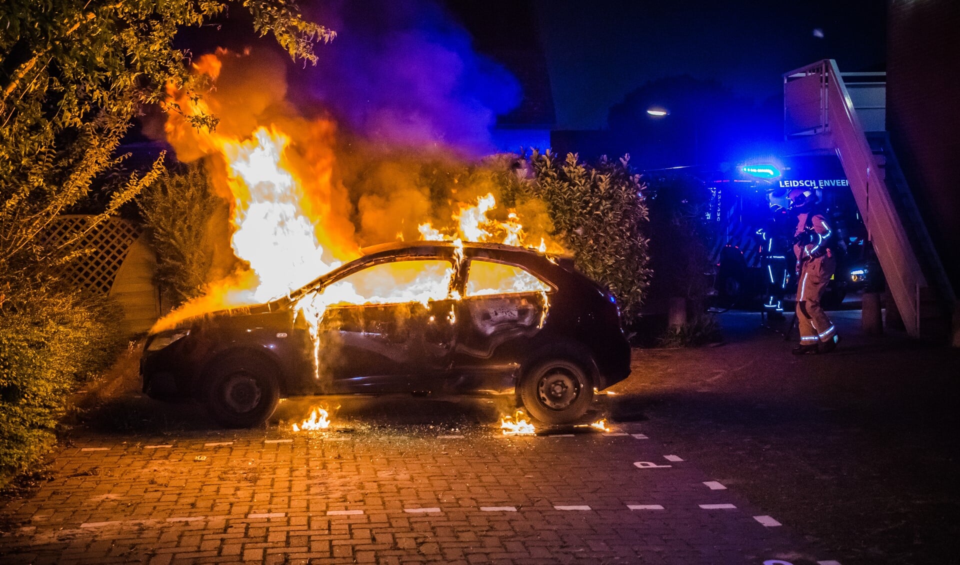 Brandende auto op de Valkhof in de wijk Nieuw-Duivenvoorde in Leidschendam (foto: Sebastiaan Barel/Regio15).