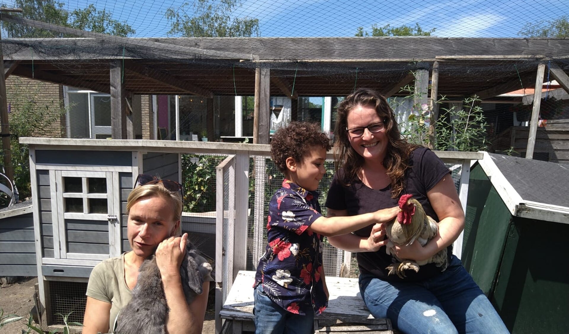 Op de Casa-school beleven ze veel plezier aan het houden van kippen en konijnen.
