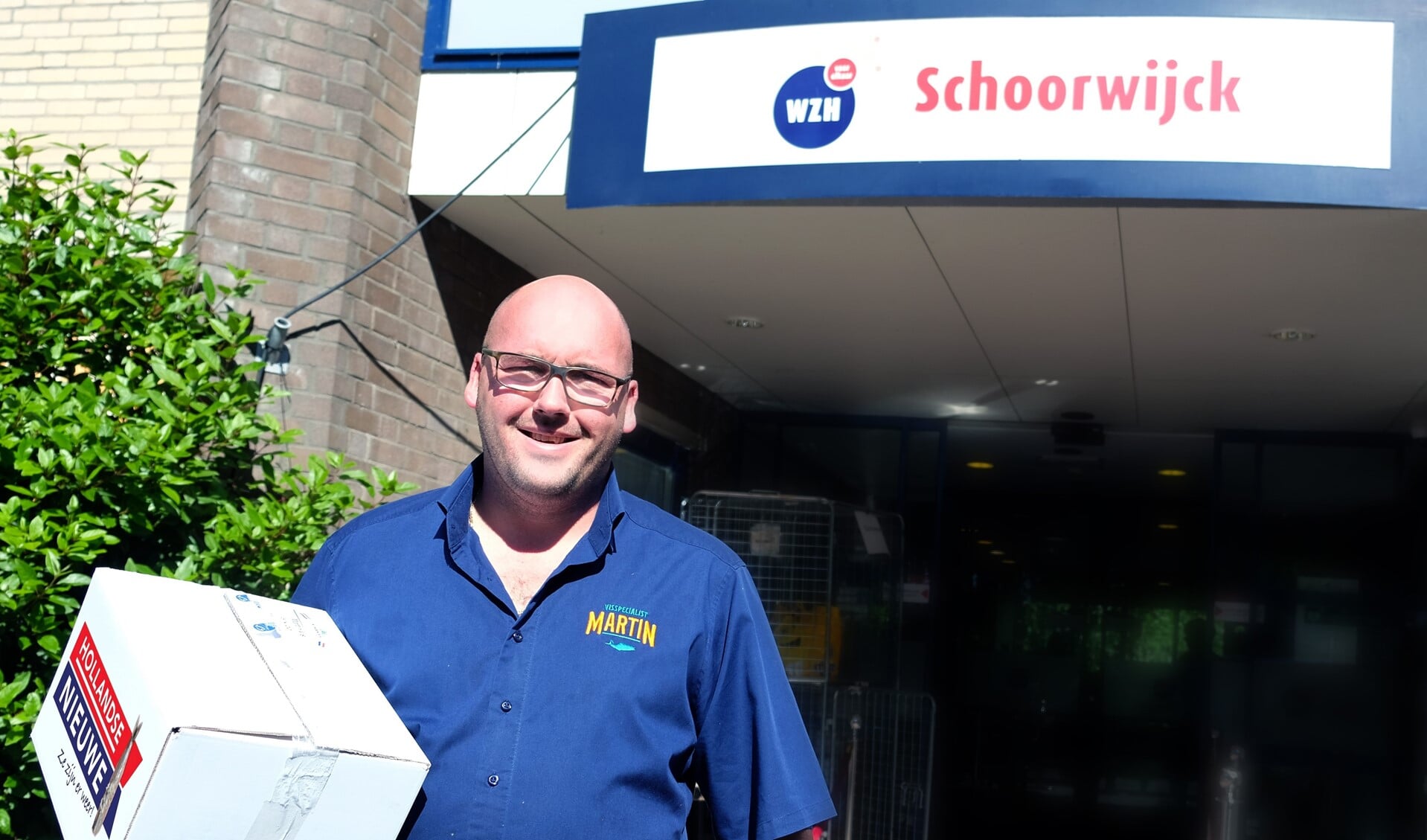 Visspecialist Martin in Leidschendam Centrum heeft zaterdag 200 verse haringen bij Woonzorgcentrum Schoorwijck bezorgd. 