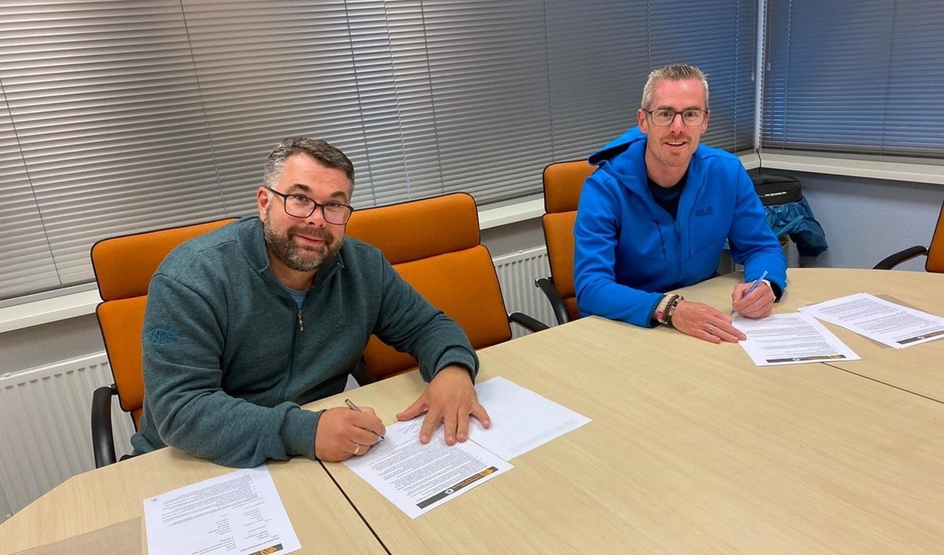 Remco Breedveld (links) en Arnoud Kok ondertekenen de afspraken (foto: pr VEO).