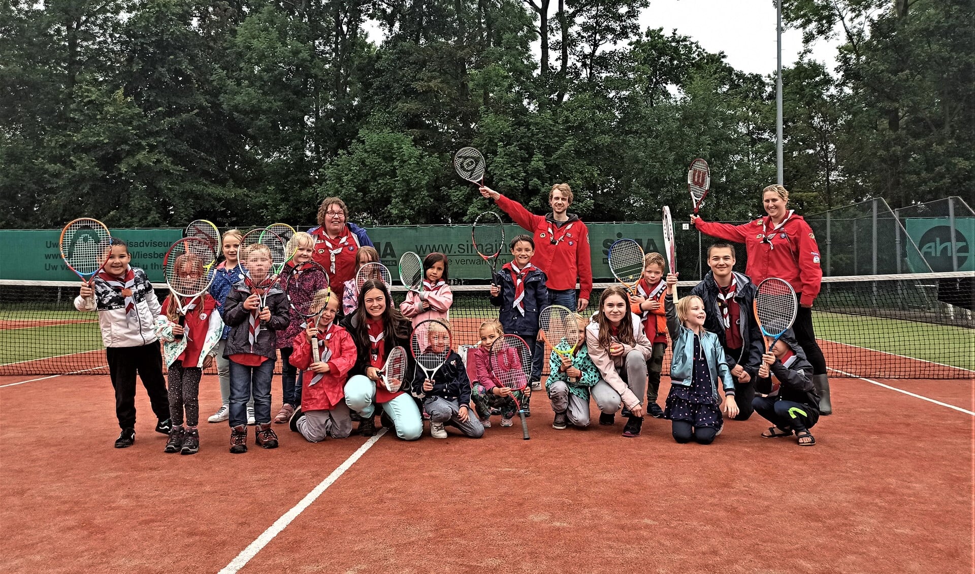 De bevers van Scouting Damherten maakten op Tennispark Overdam kennis met tennissen (foto: pr).