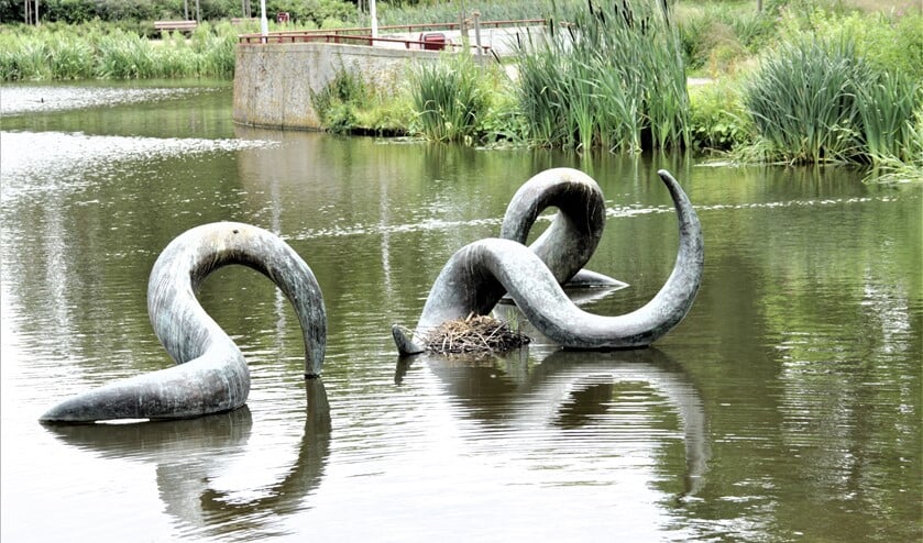 Beeldengroep ‘Dolfijnendans’ van Theo ten Have in Burgemeester Noteboompark/ Park ‘t Loo te Voorburg (foto: Marian Kokshoorn).