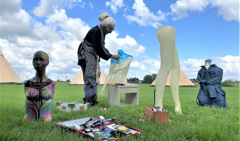 In tweetallen worden paspoppen getransformeerd tot een echt kunstwerk met een boodschap (foto: pr).