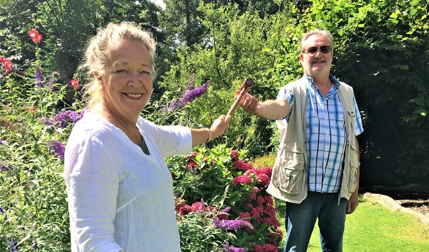 Liesbeth Starrenburg draagt de hamer symbolisch over aan Paul Stroebel.(foto: pr).