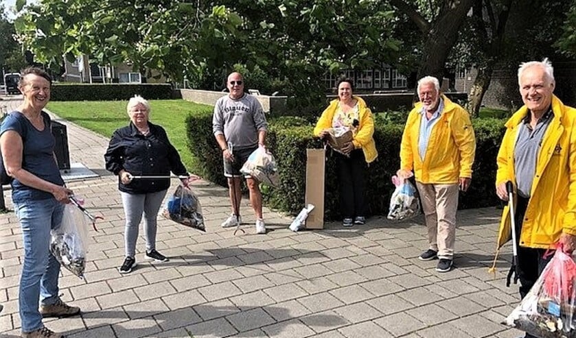 Buurtbewoners Cornel Spijkerboer en Alma van der Korp met Hans Peter Klazenga en andere leden van GBLV (foto: GBLV).