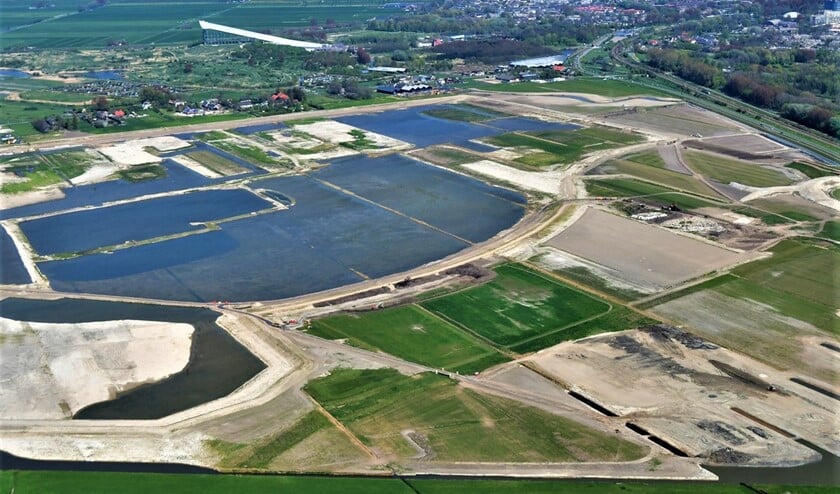 In de Nieuwe Driemanspolder is afgelopen drie jaar hard gewerkt aan de aanleg van een natuur- en recreatiegebied, dat ook dienstdoet als piekberging (foto: Buro JP/Michael Limburg).
