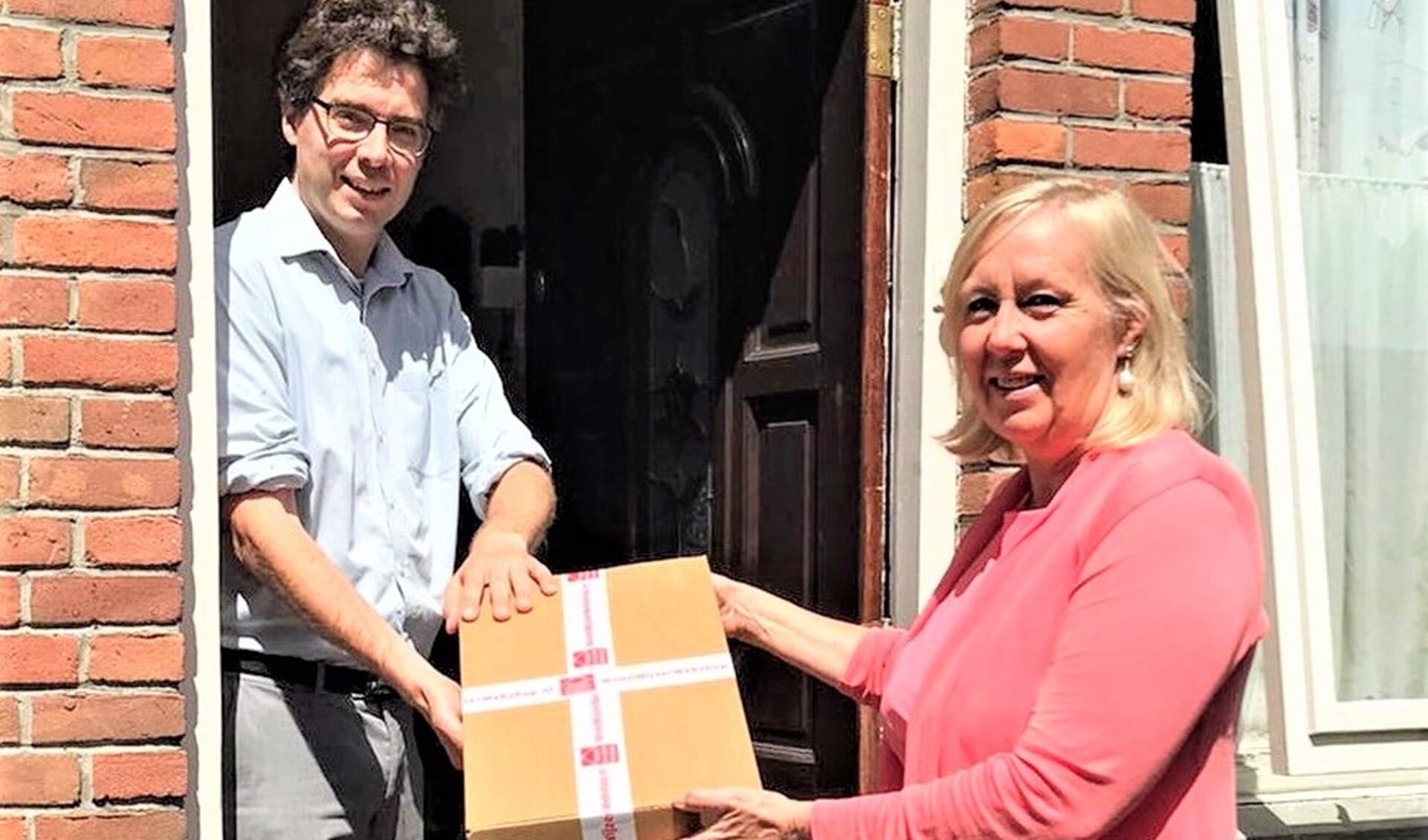 Wethouder Astrid van Eekelen bezorgt een energiebesparende WoonWijzerBox bij de familie Van der Zwan in Voorburg (foto: gemeente LV).